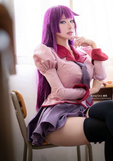 脱了内裤一边亲一边摸