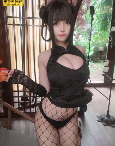 一边吻一边摸进内裤里