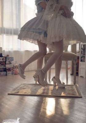 加油站的6个瑞士女孩