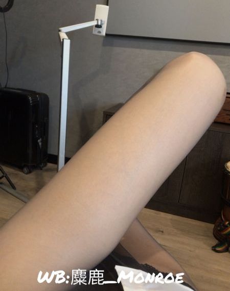 公在客厅里吃我的奶涨奶电影