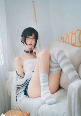 撕开她的乳罩慢慢捏捏